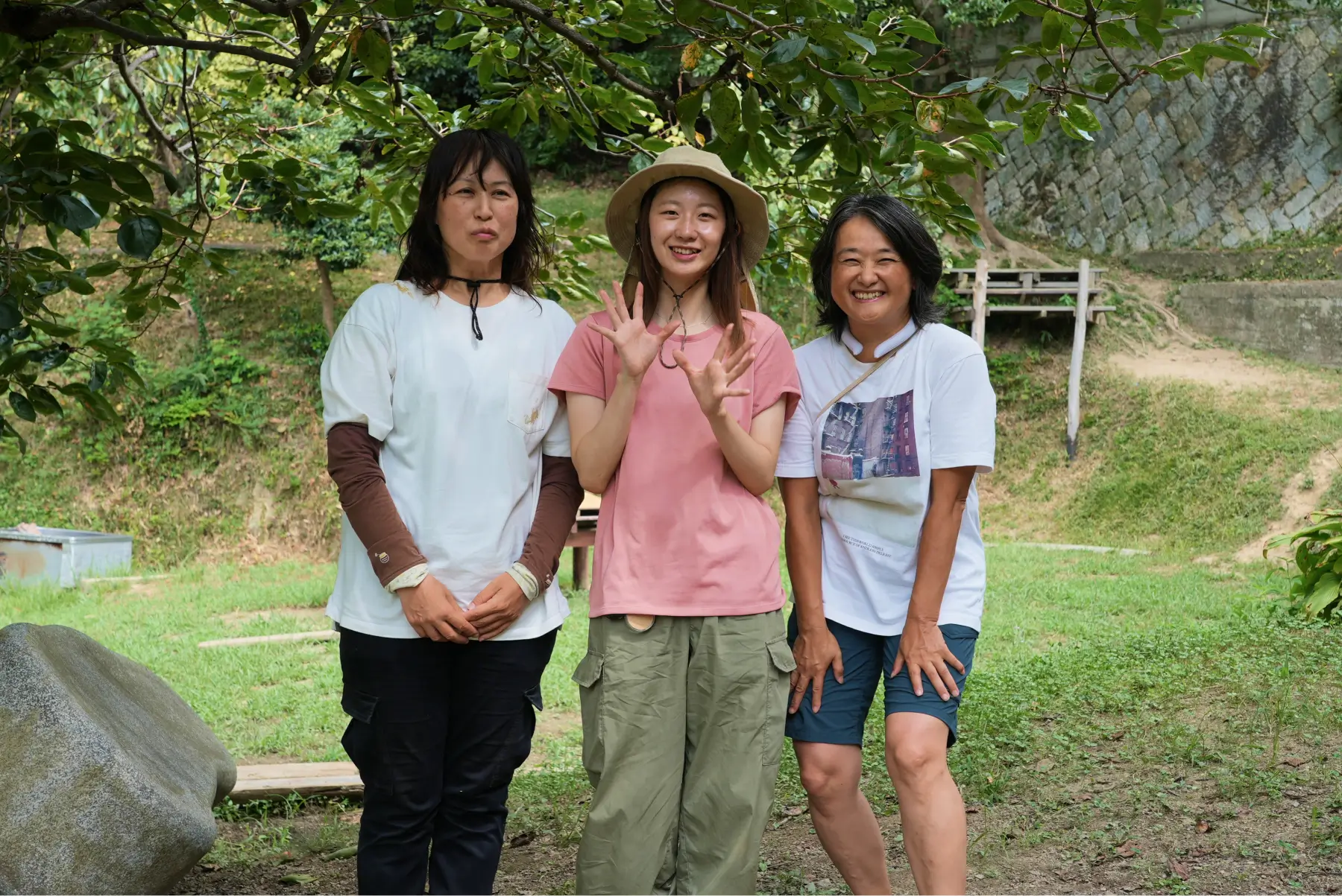 3人のスタッフが笑顔の紹介写真