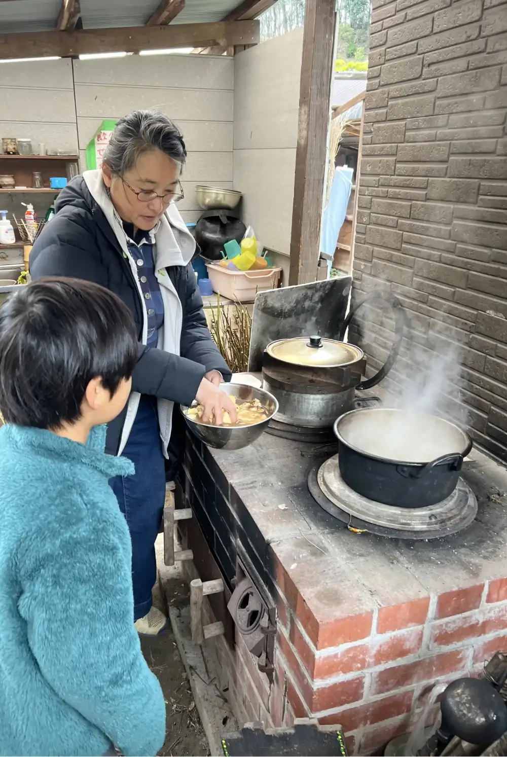 先生と一緒にかまどで調理